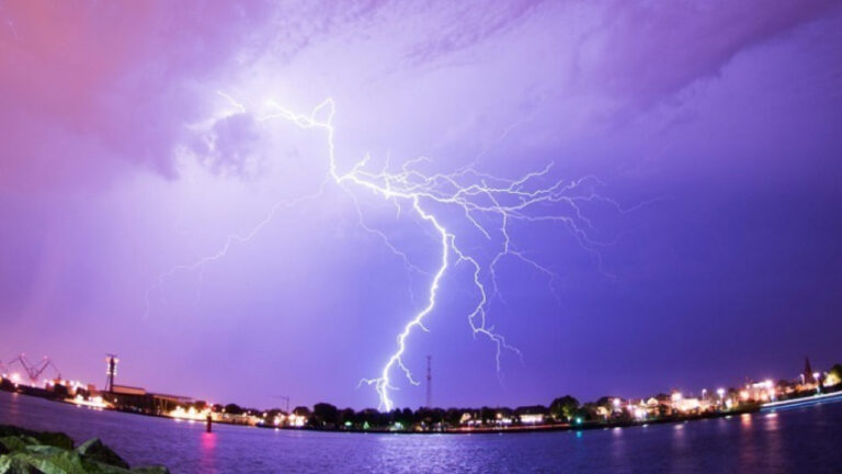 Σοβαρές υλικές ζημιές από πτώση κεραυνού σε κατοικία στην Πρέβεζα – Σώοι οι ένοικοι