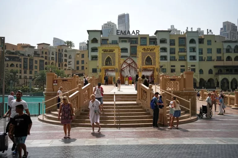 Σπάνιες εικόνες από το Ντουμπάι: Εγκλωβισμένοι τουρίστες απολαμβάνουν (υποχρεωτικά) την άδεια πόλη 