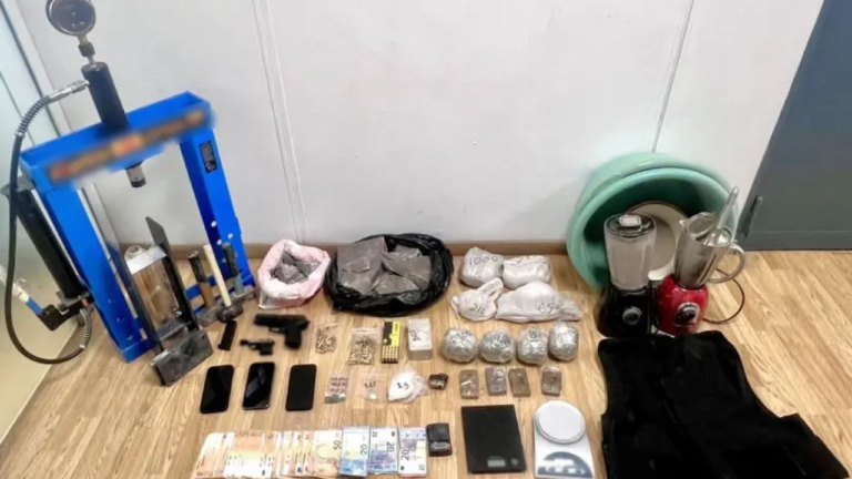 «Στα χέρια της ΕΛΑΣ» με 3 συλλήψεις η συμμορία που διακινούσε ναρκωτικά στην Αττική- Δείτε βίντεο