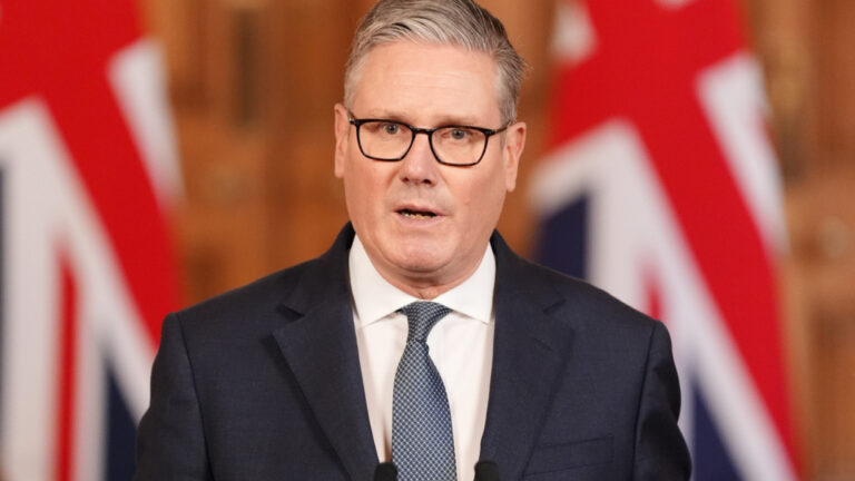 Στάρμερ: Καταρτίζουμε με τους συμμάχους βιώσιμο σχέδιο για άνοιγμα του Στενού του Ορμούζ