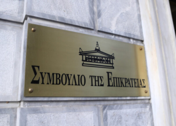 ΣτΕ για ομόφυλα ζευγάρια: Συνταγματικό το δικαίωμα υιοθεσίας και ο γάμος