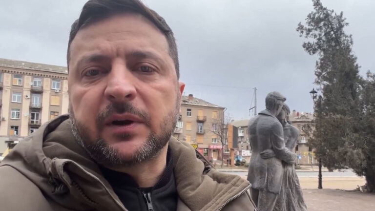 Στην ανατολική γραμμή του μετώπου ο Ζελένσκι: «Η Ρωσία προετοιμάζει εαρινή επίθεση»