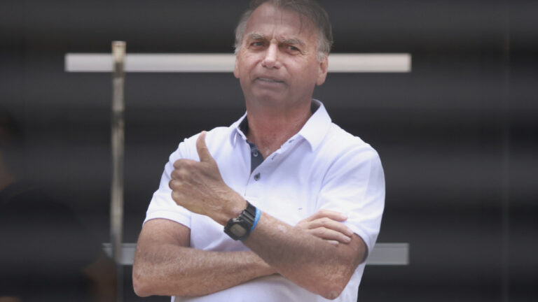 Στο νοσοκομείο με πνευμονία σε σοβαρή κατάσταση ο Μπολσονάρου