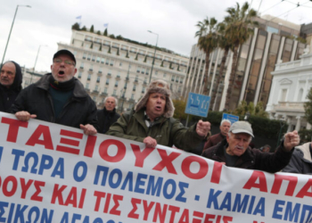 Στο Σύνταγμα οι συνταξιούχοι - Κουτσούμπας: «Αυξήσεις στις συντάξεις, αντί να χρυσοπληρώνουμε φρεγάτες» - Βίντεο