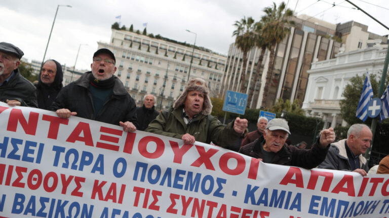 Στο Σύνταγμα οι συνταξιούχοι - Κουτσούμπας: «Αυξήσεις στις συντάξεις, αντί να χρυσοπληρώνουμε φρεγάτες» - Βίντεο