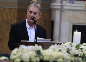 Συγκίνησε ο Γ. Νταλάρας στον επικήδειο για τη Μαρινέλλα: Για μένα πέθανε η δεύτερη μάνα μου