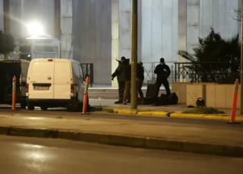 Συναγερμός έξω από τη ΓΑΔΑ: Λειτουργικές οι χειροβομβίδες που είχε πάνω του ο άνδρας