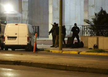 Συναγερμός στη ΓΑΔΑ: Άντρας υποστήριξε ότι έχει πάνω του εκρηκτικά - Προσήχθη και ελέγχεται