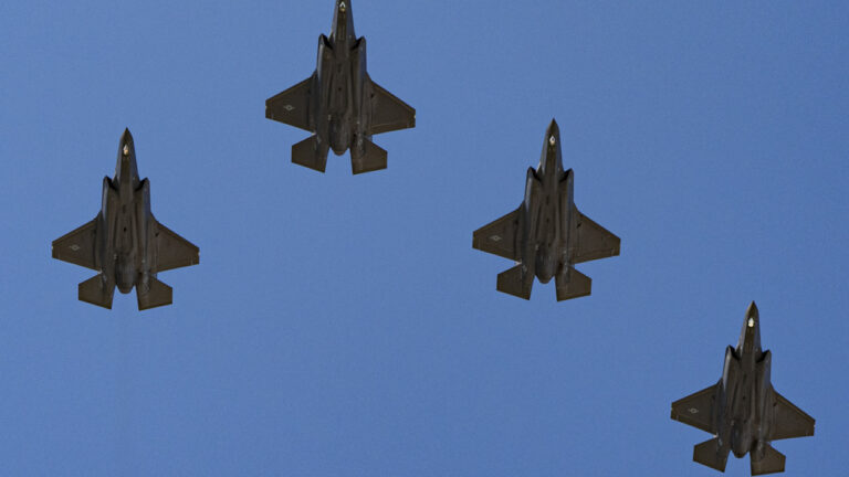 Συνάντηση στον Λευκό Οίκο με στελέχη της αμυντικής βιομηχανίας καθώς μειώνονται τα αποθέματα