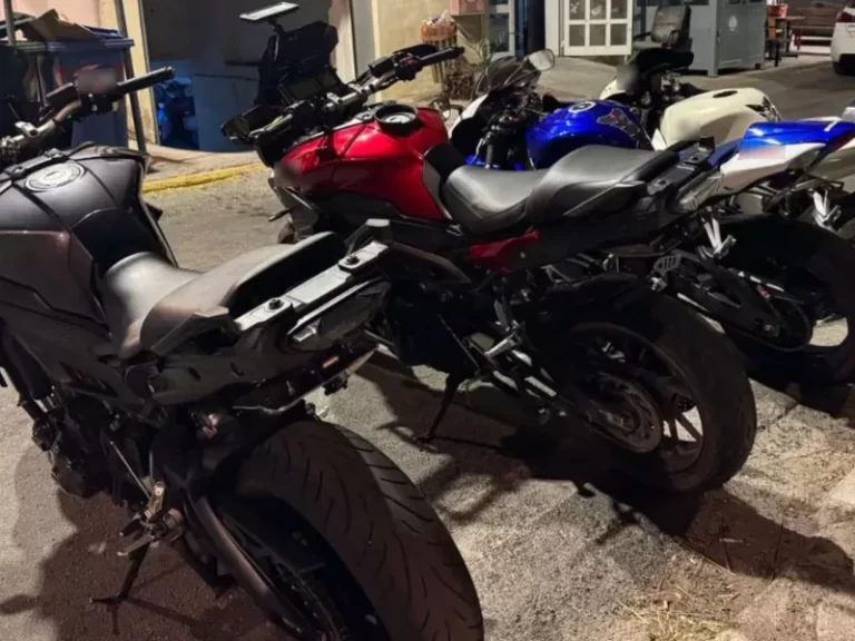 Μηχανές σταθμευμένες βράδυ