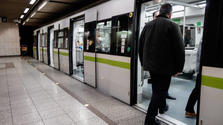 Συνελήφθησαν 2 άτομα για ληστεία στον σταθμό Μετρό «Αγία Μαρίνα» – Διακόπηκε προσωρινά ο συρμός