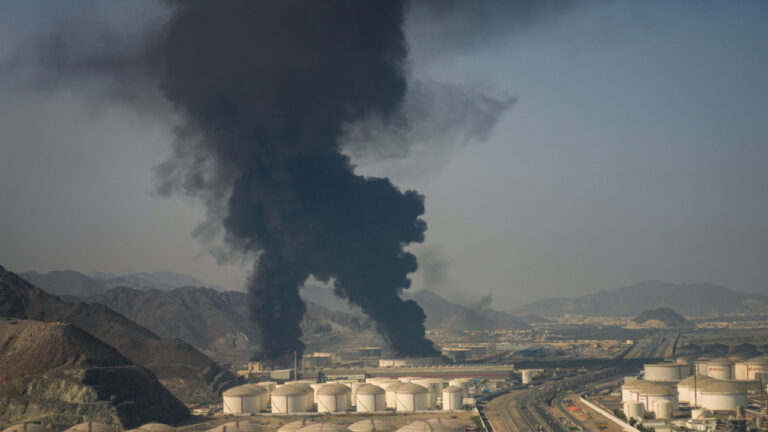 Τα ΗΑΕ αναστέλλουν μέρος της φόρτωσης πετρελαίου μετά την ιρανική επίθεση - «Εκκενώστε τώρα» λέει η Τεχεράνη
