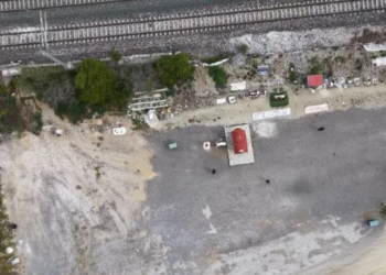 Τέμπη: Ένας βωμός δίπλα στις γραμμές - Το προσκύνημα στο «σημείο μηδέν», λίγο πριν τη δίκη