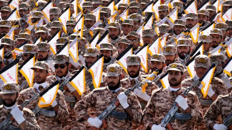 Τεχεράνη: «Ο Τραμπ θέλει μείωση τιμών στην ενέργεια και να κερδίσει χρόνο για τα στρατιωτικά του σχέδια»