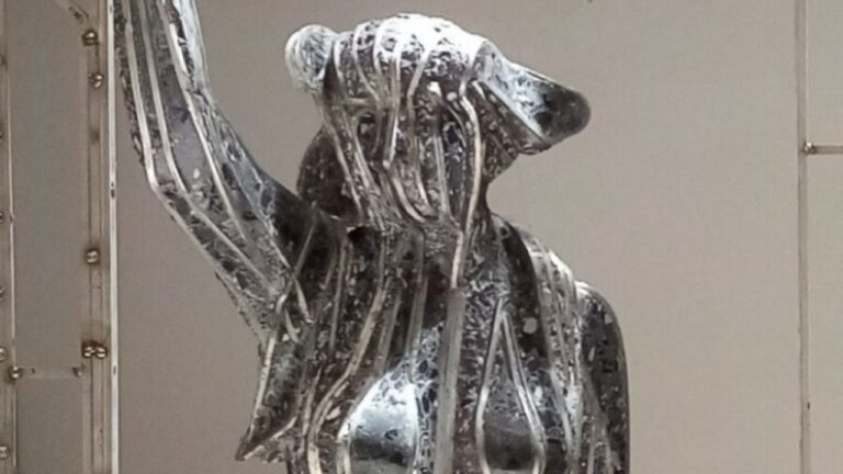 Θεσσαλονίκη: Άγνωστοι βανδάλισαν γλυπτό στο κέντρο της πόλης