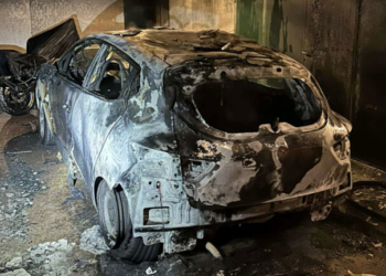 Θεσσαλονίκη: Φωτιά σε πυλωτή πολυκατοικίας – Κάηκε ολοσχερώς ΙΧ