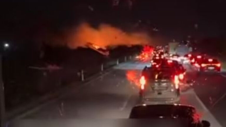 Θεσσαλονίκη: Φωτιά στα διόδια Μαλγάρων - Έκλεισαν και τα δύο ρεύματα κυκλοφορίας