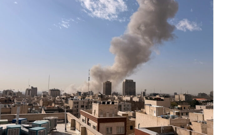 Τι γνωρίζουμε μέχρι τώρα για την κοινή επίθεση ΗΠΑ–Ισραήλ στο Ιράν