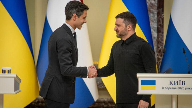 Την κοινή παραγωγή όπλων συζήτησε o Ζελένσκι με τον Ολλανδό πρωθυπουργό Γέτεν