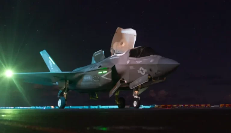 Το USS Tripoli έφτασε με τους αλεξιπτωτιστές στη Μέση Ανατολή - Δείτε φωτό