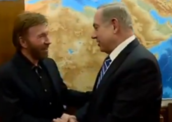 «Τώρα είμαστε ακατανίκητοι»: Όταν ο Μπενιαμίν Νετανιάχου συνάντησε τον Τσακ Νόρις