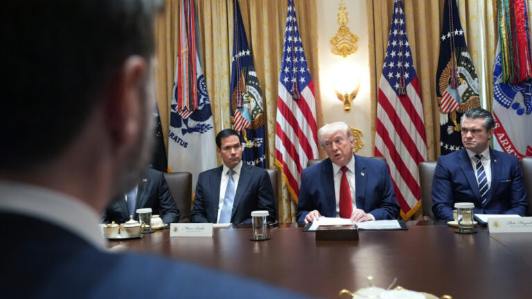 Τραμπ: «Δεν ξέρω αν είμαστε διατεθειμένοι για συμφωνία με το Ιράν, αυτοί εκλιπαρούν»