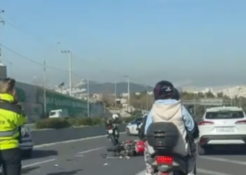Τροχαίο στην Κατεχάκη: ΙΧ συγκρούστηκε με μηχανή - Δείτε βίντεο