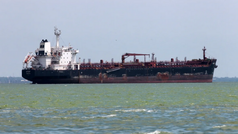 UKMTO: Φορτηγό πλοίο χτυπήθηκε από βλήμα στα Στενά του Ορμούζ