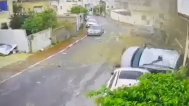 Βίντεο καταγράφει πρόσκρουση θραυσμάτων από ιρανικό πύραυλο σε γειτονιά στο Ισραήλ