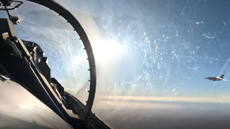 Βίντεο-ντοκουμέντο από το πιλοτήριο ισραηλινού F-16 που πετά πάνω από το Ιράν