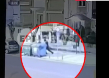 Βίντεο ντοκουμέντο: Η στιγμή που ο 20χρονος καταρρέει μετά το μαχαίρωμα που δέχτηκε
