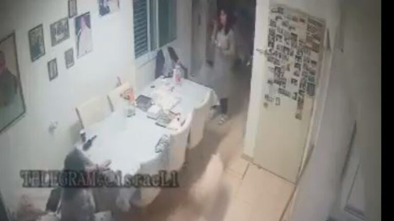 Βίντεο σοκ από το Αράντ: Η στιγμή που η πυραυλική επίθεση «βρίσκει» δύο ανυποψίαστες γυναίκες σε κουζίνα σπιτιού