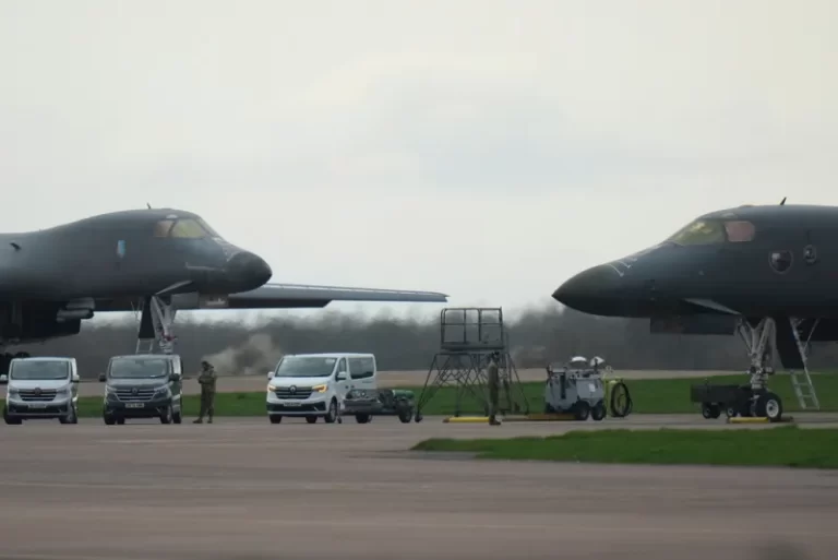 Βομβαρδιστικά των ΗΠΑ απογειώθηκαν από τη βάση Φέρφορντ για επιχειρήσεις εναντίον του Ιράν