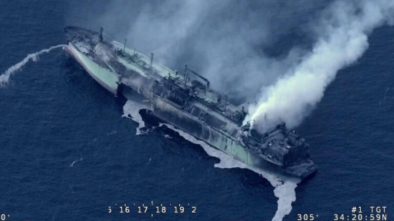 Βυθίστηκε το ρωσικό τάνκερ που καιγόταν στη Μεσόγειο
