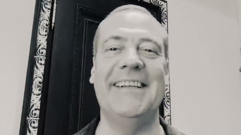 Υβριστικό βίντεο Μενβέντεφ για Ζελένσκι: Το «πράσινο έντομο» θα προσφέρει και υπηρεσίες στα καρτέλ ναρκωτικών