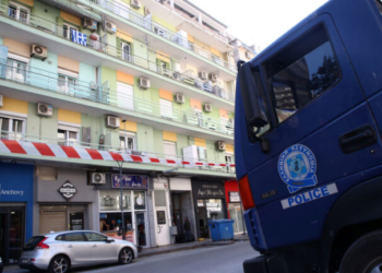 20χρονος πετούσε αντικείμενα από μπαλκόνι στη Θεσσαλονίκη - Οδηγήθηκε στο Ψυχιατρικό Νοσοκομείο