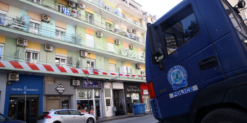 20χρονος πετούσε αντικείμενα από μπαλκόνι στη Θεσσαλονίκη - Οδηγήθηκε στο Ψυχιατρικό Νοσοκομείο