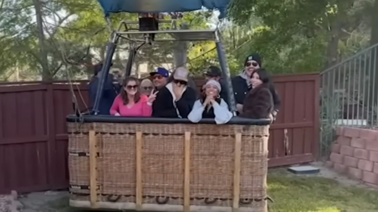 Αερόστατο με 13 επιβαίνοντες πραγματοποίησε αναγκαστική προσγείωση σε αυλή σπιτιού - Δείτε βίντεο