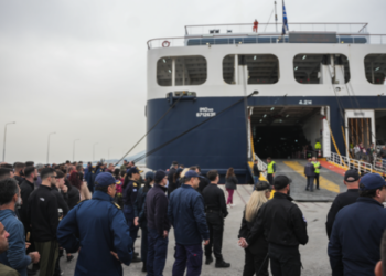 Αφθώδης πυρετός: Άφησαν οι κτηνοτρόφοι να κατέβουν φορτηγά στο λιμάνι της Μυτιλήνης