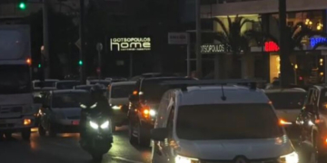 Αυξημένη κίνηση λόγω τροχαίου στην Ποσειδώνος - Κλειστή μια λωρίδα στο ύψος της Πικροδάφνης