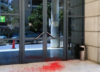 Άγνωστοι επιτέθηκαν στο Διοικητικό Εφετείο Αθηνών με βαριοπούλες και μπογιές - Δείτε βίντεο