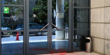 Άγνωστοι επιτέθηκαν στο Διοικητικό Εφετείο Αθηνών με βαριοπούλες και μπογιές - Δείτε βίντεο