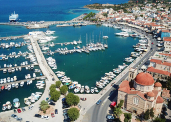 Αίγινα: Συνελήφθη 16χρονη που απείλησε με σουγιά συμμαθητές της σε στάση λεωφορείου