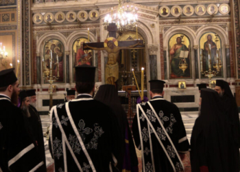 Ακολουθία του Επιταφίου Θρήνου στη Μητρόπολη Αθηνών - Δείτε Live