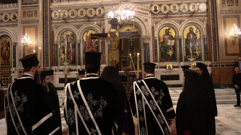 Ακολουθία του Επιταφίου Θρήνου στη Μητρόπολη Αθηνών - Δείτε Live