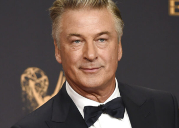 Alec Baldwin- Rust: Αντιμέτωπος με νέες κατηγορίες για τον θανάσιμο τραυματισμό της Halyna Hutchins
