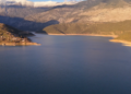 «Ανάσα» για τον Μόρνο: Τριπλασιάστηκαν τα αποθέματα νερού - Βυθίστηκε ξανά το «χωριό-φάντασμα» Κάλλιο - Βίντεο από drone