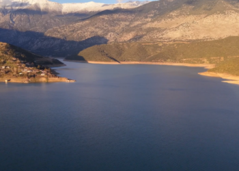 «Ανάσα» για τον Μόρνο: Τριπλασιάστηκαν τα αποθέματα νερού - Βυθίστηκε ξανά το «χωριό-φάντασμα» Κάλλιο - Βίντεο από drone