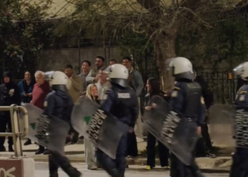 Ανάσταση με τα ΜΑΤ στον Νέο Κόσμο - Μπλόκο στο «έθιμο» με τις μολότοφ - Δείτε βίντεο