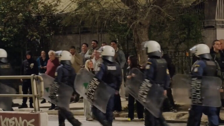 Ανάσταση με τα ΜΑΤ στον Νέο Κόσμο - Μπλόκο στο «έθιμο» με τις μολότοφ - Δείτε βίντεο